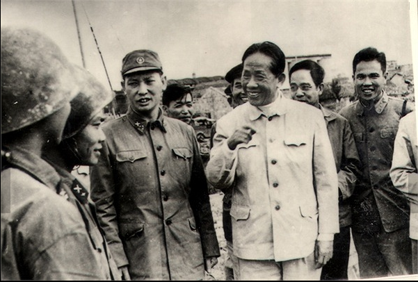 Đồng chí Lê Duẩn – Bí thư TW Đảng thăm trung đoàn pháo phòng không 252 bảo vệ Hải Phòng trong những ngày Đế quốc Mỹ dùng B-52 đánh phá thành phố Cảng cuối năm 1972