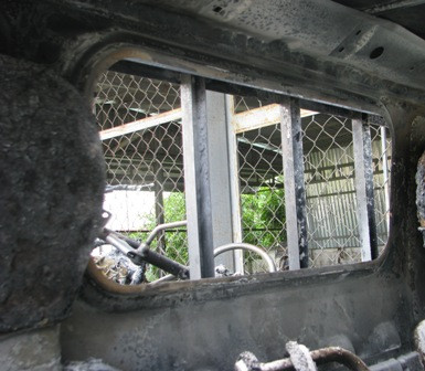 Tấm kính ngăn cách cabin và thùng sau xe bị cháy rụi.... Tấm kính ngăn cách cabin và thùng sau xe bị cháy rụi...