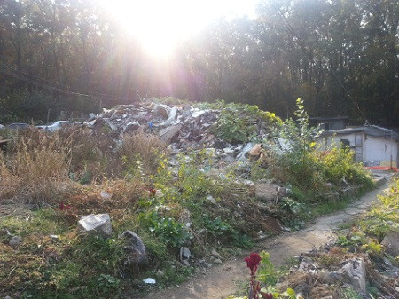 Người dân sống giữa những đống rác cao ngất ngưởng. Người dân sống giữa những đống rác cao ngất ngưởng