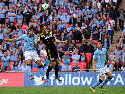 Aguero đánh đầu kỹ thuật hạ gục thủ môn Petr Cech. Aguero đánh đầu kỹ thuật hạ gục thủ môn Petr Cech