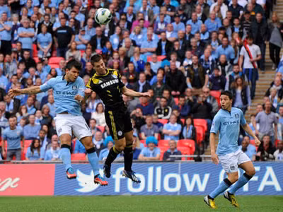 Aguero đánh đầu kỹ thuật hạ gục thủ môn Petr Cech. Aguero đánh đầu kỹ thuật hạ gục thủ môn Petr Cech