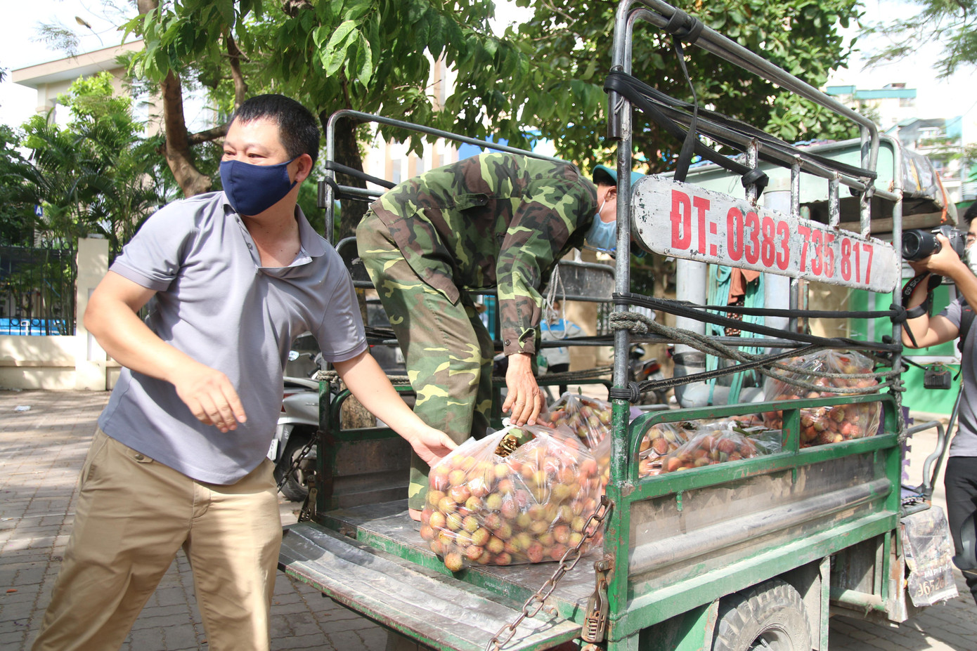 Có những đơn hàng, các thành viên trong nhóm phải gọi đến xe ba gác để có thể ship nhanh hơn và được nhiều hơn