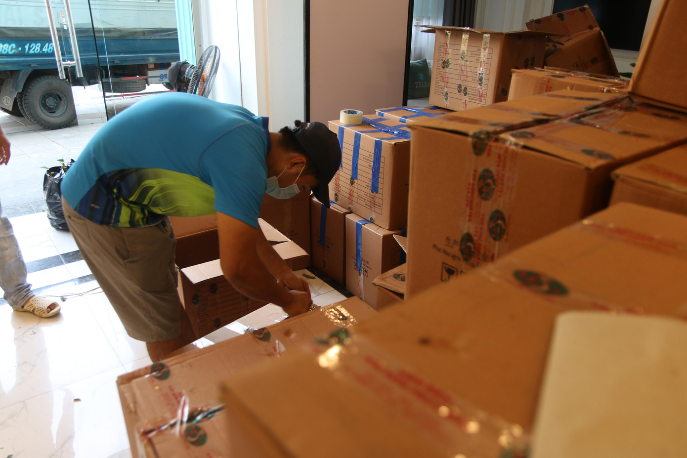 Tại điểm hỗ trợ trên đường Nguyễn Chí Thanh, chị Tuyết nhận các đơn liên tỉnh và phải đóng thành thùng để có thể vận chuyển.