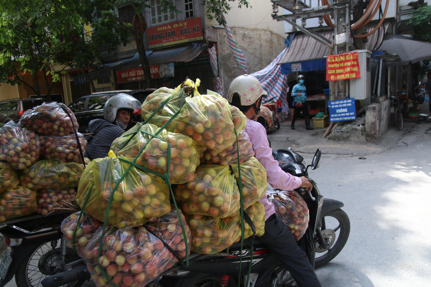 Những người lái xe ôm công nghệ đến điểm hỗ trợ để ship các túi vải đến tay người tiêu dùng