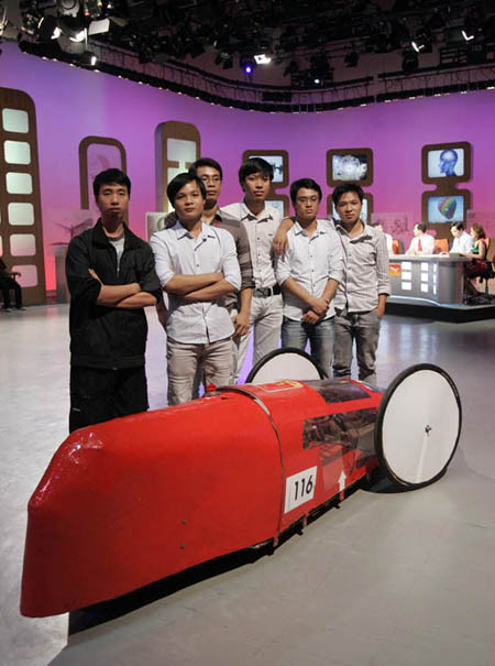 Nhóm sinh viên tác giả của chiếc xe siêu tiết kiệm nhiên liệu