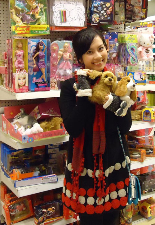 Huyền Trang trong những ngày du học ở Luxembourg. Cô vừa trở về Việt Nam và công khai đính hôn với ca sĩ Triệu Hoàng. Không tham gia showbiz nên Trang khá giản dị, có phần gầy hơn so với thời nổi nhất