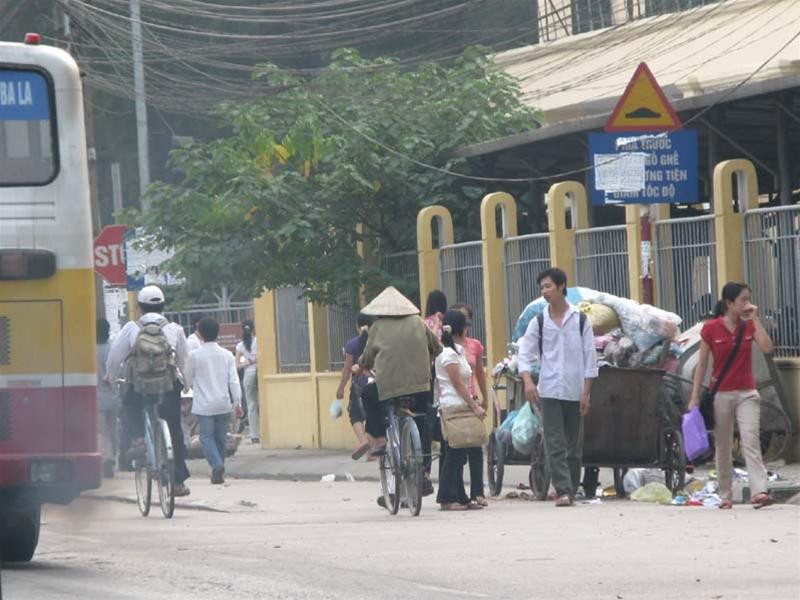 Một bên là xe rác bốc mùi, một bên là khói xe ùn ùn, người đi đường chỉ còn biết… bịt mũi. (ảnh chụp trước cổng trường ĐH KHXH&NV Hà Nội