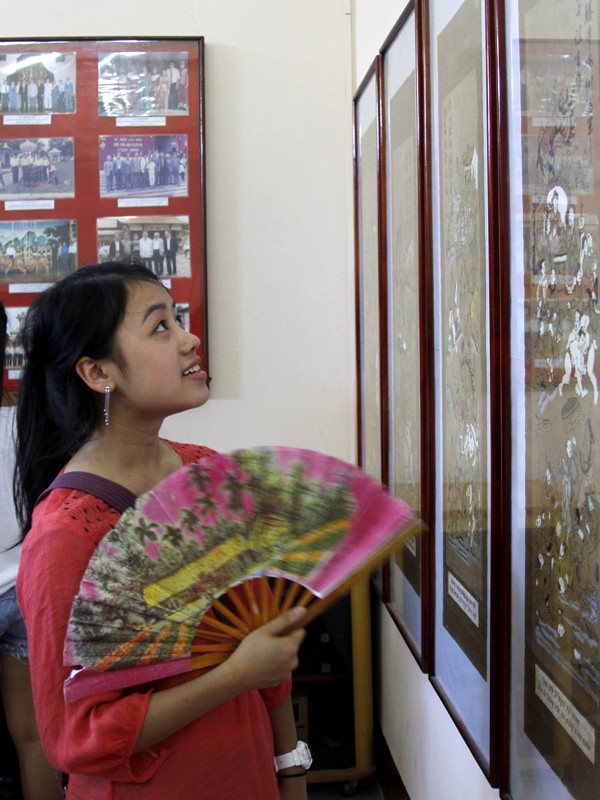 Nghe giới thiệu về bảo tàng Quang Trung