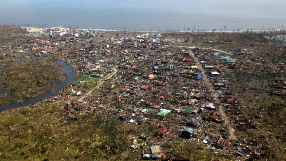 Hình ảnh tan hoang của một thị trấn ở Philippines nhìn từ trên cao
