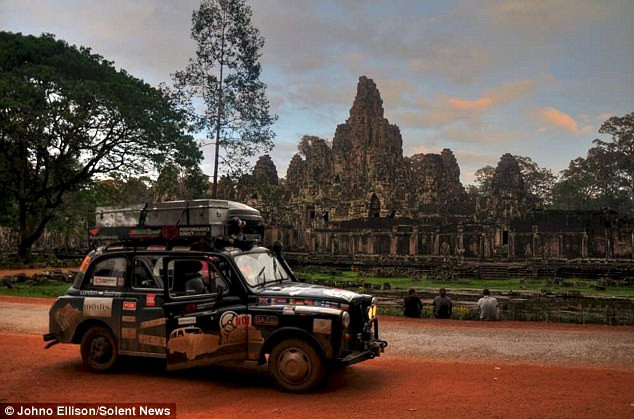 Những con đường đấy bùn và lầy lội tại Campuchia đã khiến họ gặp rất nhiều khó khăn.