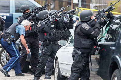 Đội SWAT vào vị trí sẵn sàng tại Watertown, lùng bắt nghi phạm 2