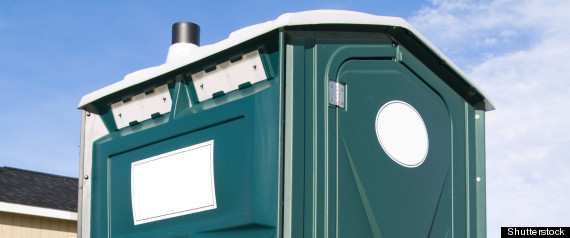 Nữ sinh suýt mất mạng vì nhà vệ sinh 