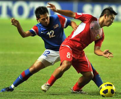 Đã sát gần ngày đăng ký dự giải, tuyển Lào vẫn chưa có sự xuất hiện của Lamnao Singtong (áo đỏ) trong đội hình thi đấu của ông Kimura