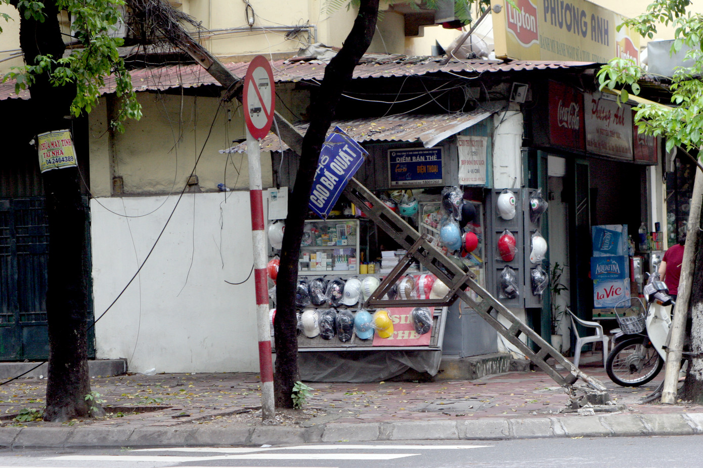 Hiện trường chiếc cột điện đổ