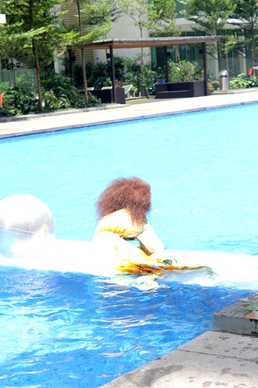 Cô cũng bị ngã trên sàn diễn ngập nước