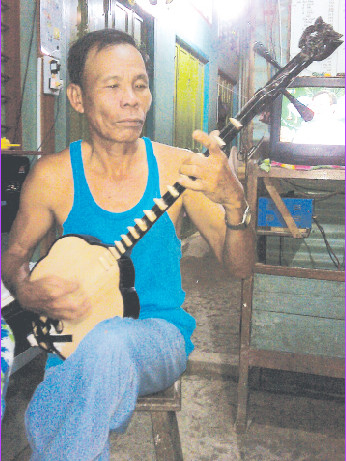 Chúa đảo Thiềng Liềng Nguyễn Hồng Huỳnh bên cây đờn kìm. Chúa đảo Thiềng Liềng Nguyễn Hồng Huỳnh bên cây đờn kìm