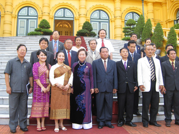 Nhotkhammani và mẹ chụp ảnh cùng Phó Chủ tịch nước Nguyễn Thị Doan dịp kỷ niệm 100 năm ngày sinh cố chủ tịch Souphanouvong