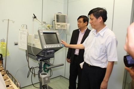 trưởng Nguyễn Thanh Long kiểm tra phòng cách ly tại Bệnh viện Nhiệt đới TPHCM