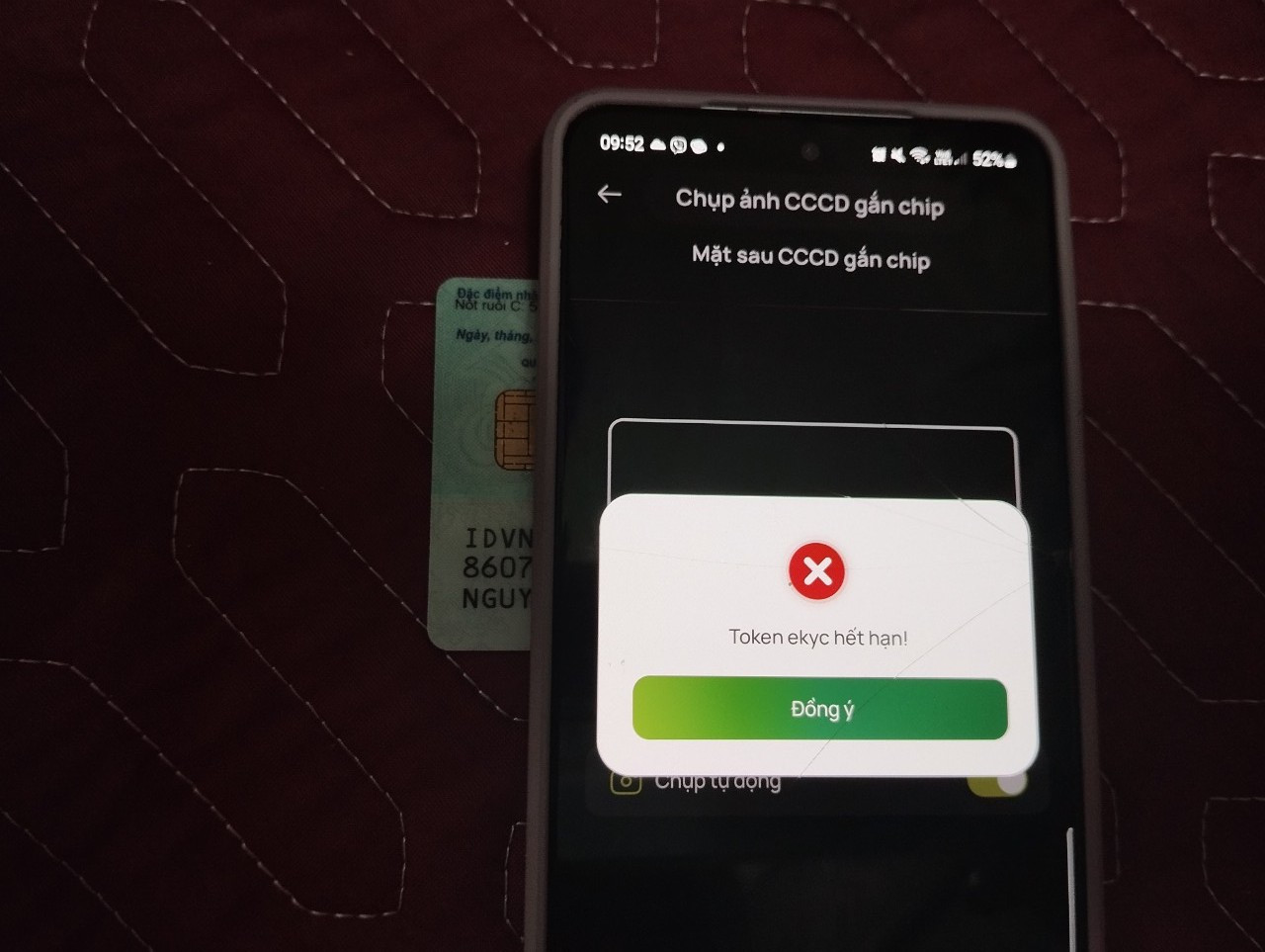 Nhiều người vẫn loay hoay cài sinh trắc học vì app báo lỗi (ảnh: N.M).