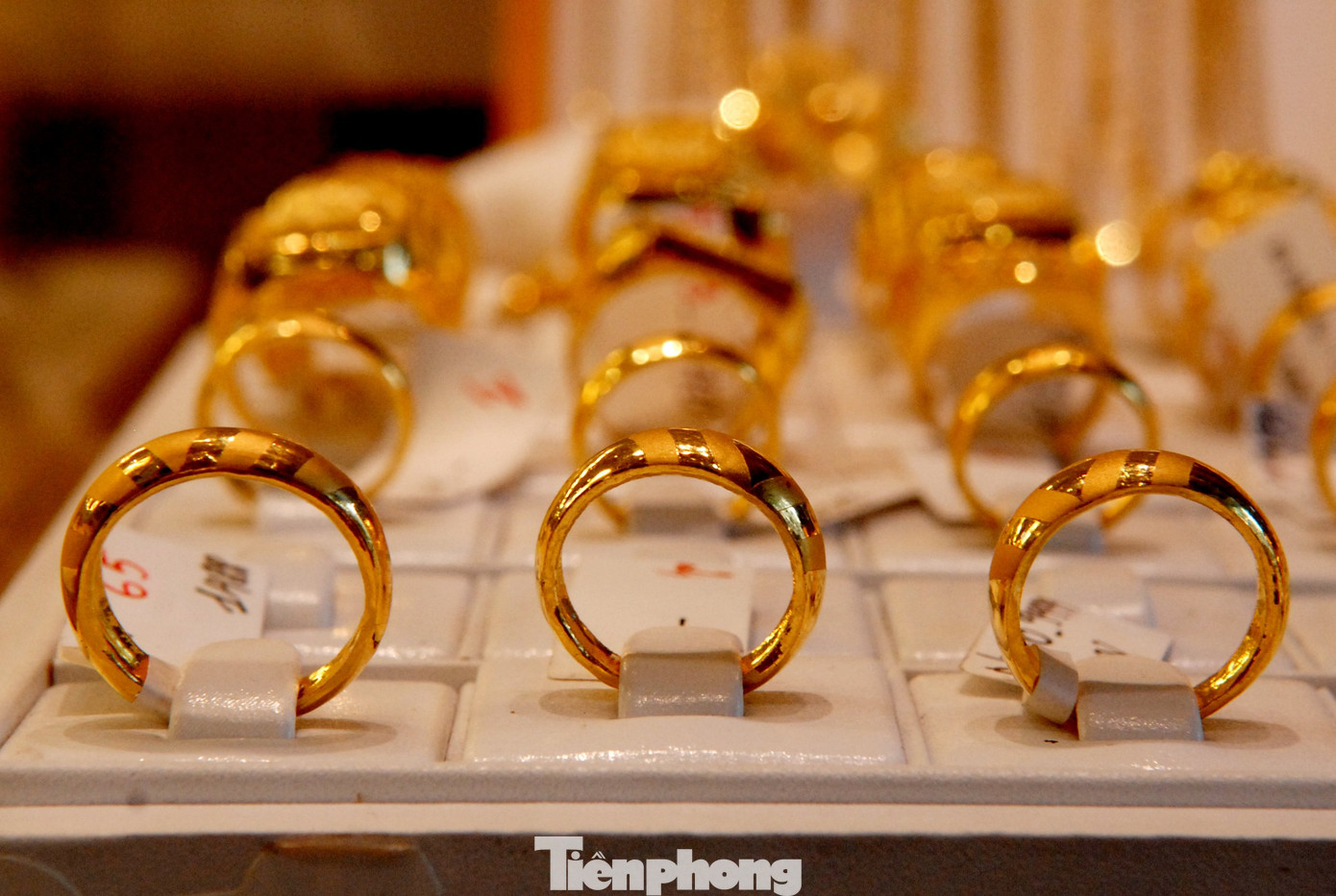 Giá vàng nhẫn giảm liên tiếp theo giá thế giới (ảnh: Như Ý). Giá vàng nhẫn giảm liên tiếp theo giá thế giới (ảnh: Như Ý).