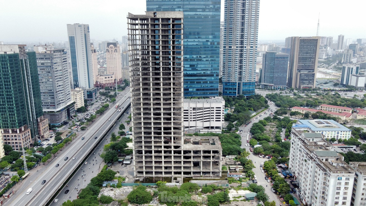 Tòa tháp nghìn tỷ bỏ hoang của VICEM nhiều năm nay. Tòa tháp nghìn tỷ bỏ hoang của VICEM nhiều năm nay.