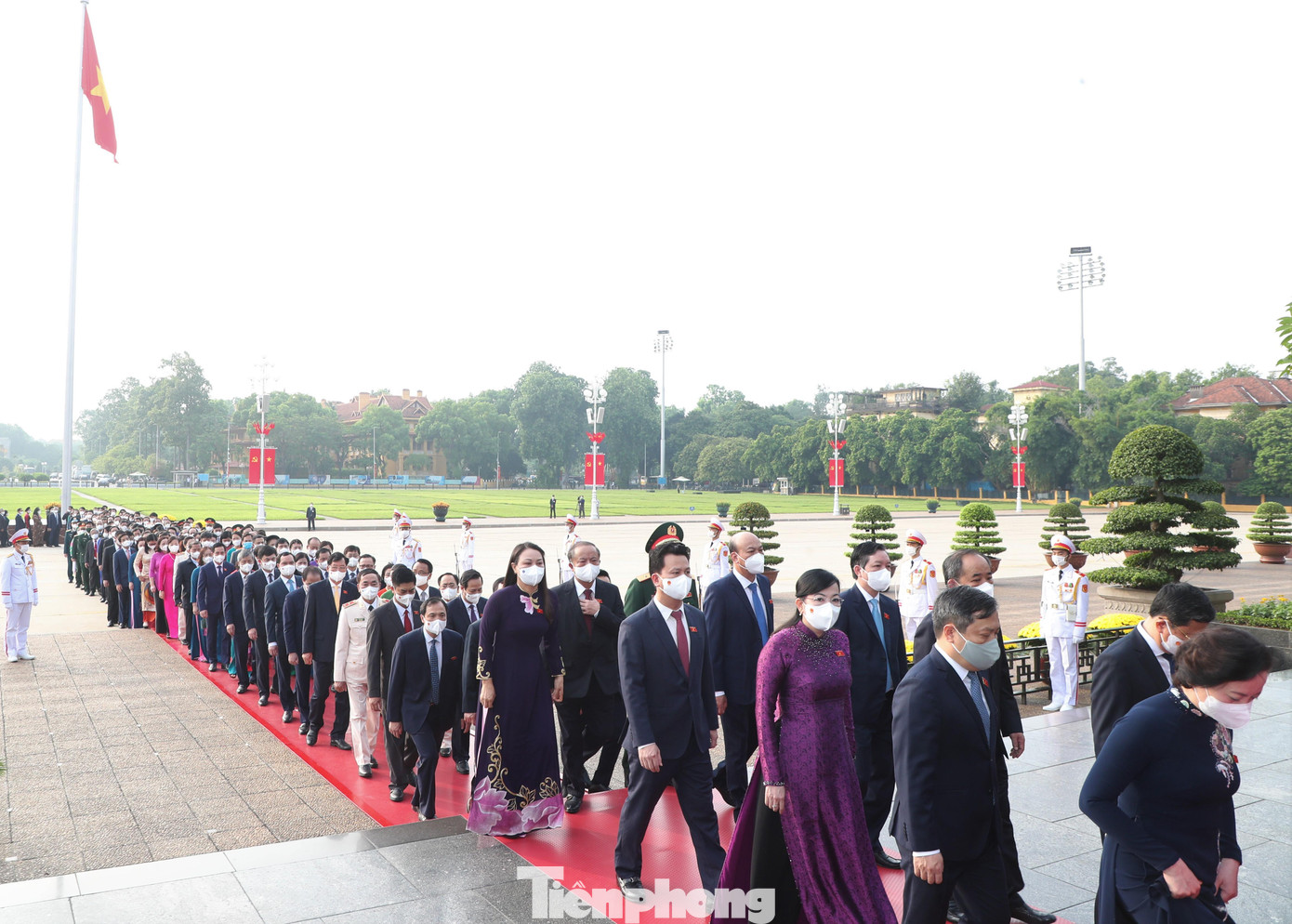 Đoàn đại biểu vào viếng Lăng Chủ tịch Hồ Chí Minh