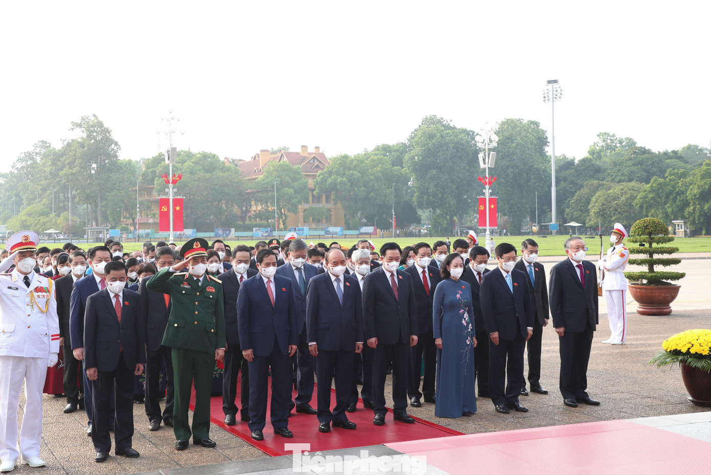 Chủ tịch nước Nguyễn Xuân Phúc, Thủ tướng Chính phủ Phạm Minh Chính, Chủ tịch Quốc hội Vương Đình Huệ và các đại biểu Quốc hội tưởng nhớ Chủ tịch Hồ Chí Minh.