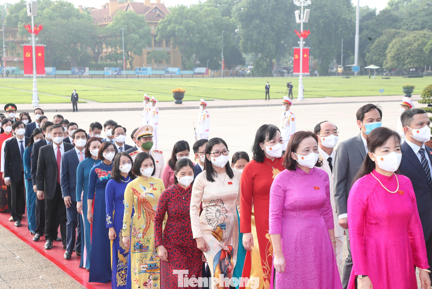 Các đại biểu Quốc hội vào Lăng viếng Chủ tịch Hồ Chí Minh