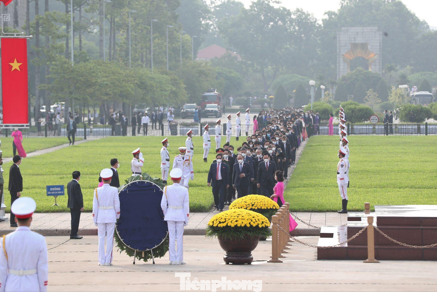 Các đồng chí lãnh đạo Đảng, Nhà nước cùng các đại biểu Quốc hội vào Lăng viếng Chủ tịch Hồ Chí Minh và đặt vòng hoa tại Đài tưởng niệm các Anh hùng liệt sỹ (đường Bắc Sơn, Ba Đình, Hà Nội)