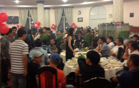 Hàng chục thực khách bị cảnh sát đột kích kiểm tra khi buổi tiệc chưa tàn