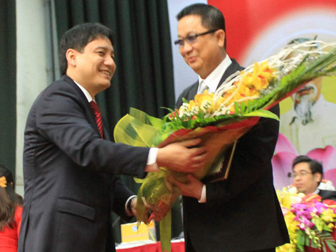 Bí thư thứ nhất Trung ương Đoàn Nguyễn Đắc Vinh (bên trái) trao tặng kỷ niệm chương Vì thế hệ trẻ cho ông Sooksunt Jiumjaiswanglerg. Ảnh: Tuấn Minh 