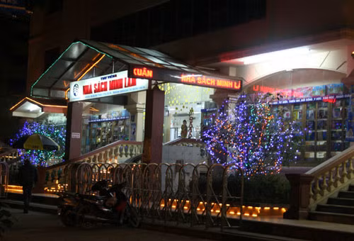 Nhà sách Nhã Nam trên đường Hai Bà Trưng Hà Nội vẫn sáng đèn trong, đèn ngoài