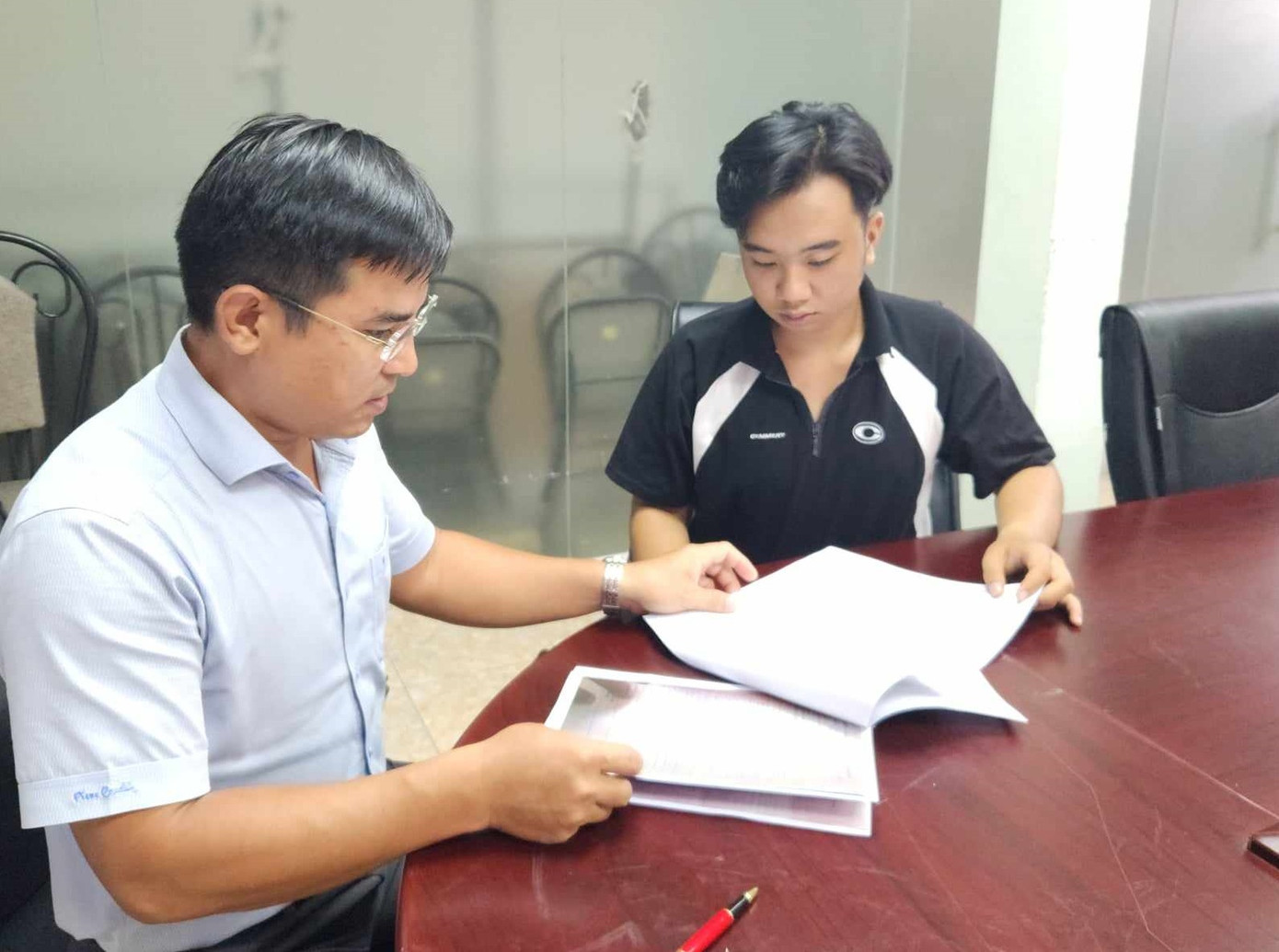 Bệnh nhân Vũ Lê Trung Hiếu (bên phải) đến Báo Tiền Phong phản ánh vụ việc