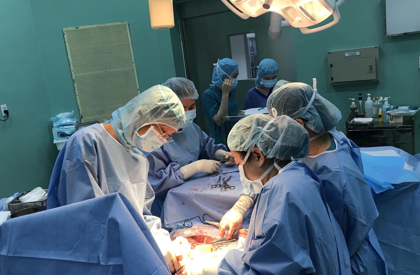 Các bác sĩ Bệnh viện Hùng Vương và Bệnh viện Tim Tâm Đức thực hiện ca phẫu thuật bắt con cho sản phụ