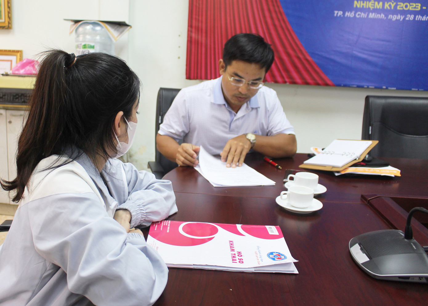 Bệnh nhân đến gửi đơn thư khiếu nại và trực tiếp phản ánh vụ việc tại Văn phòng đại diện báo Tiền Phong tại TPHCM