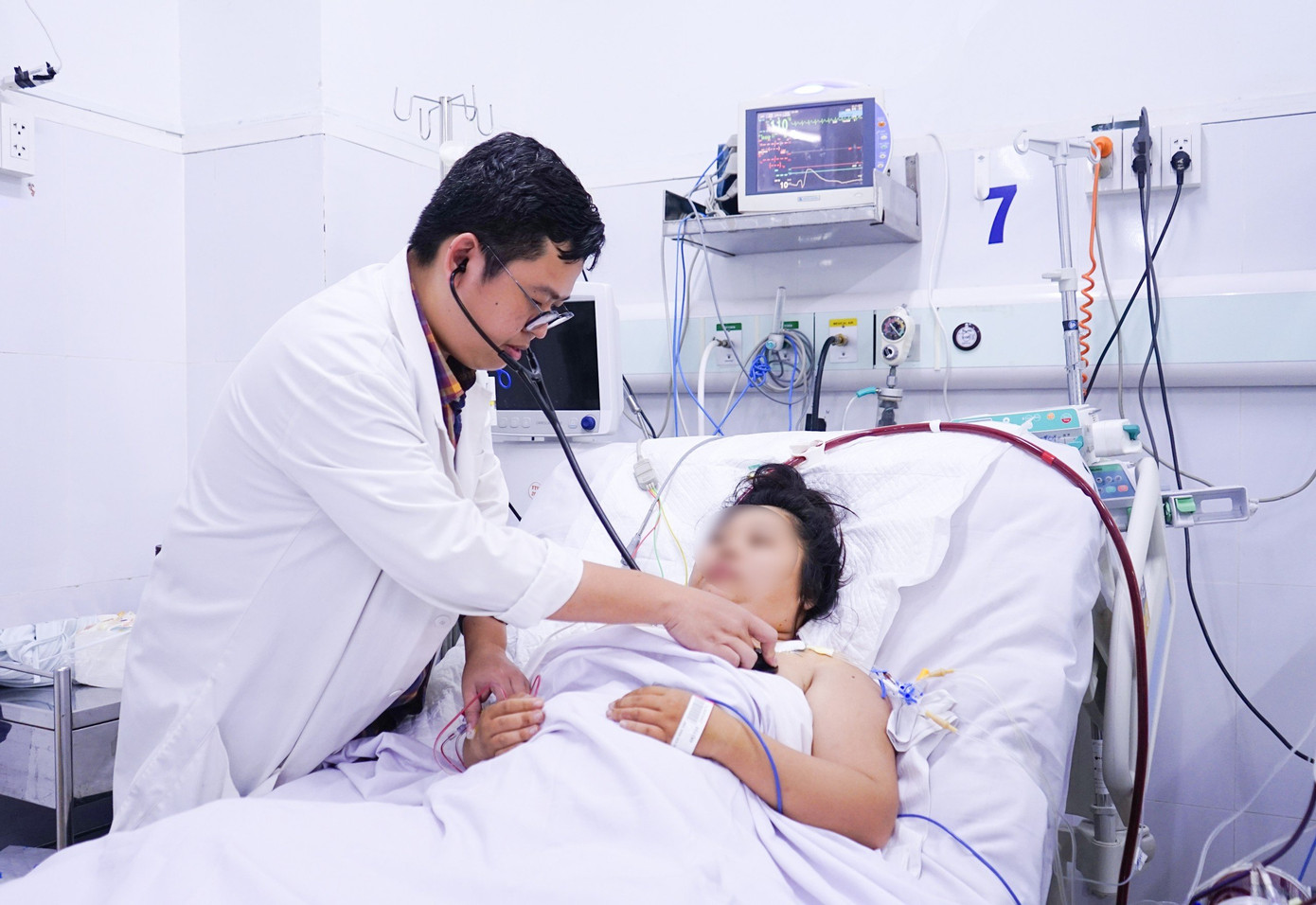 Bệnh nhân đã được thực hiện ECMO, điều trị tích cực giúp qua cơn nguy kịch