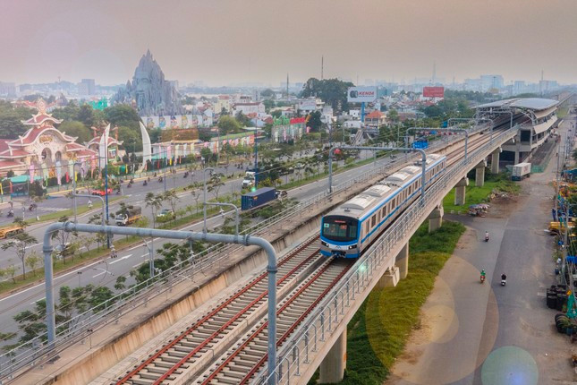 Tuyến Metro số 1 dự kiến vận hành thương mại vào năm 2024 nhưng Metro số 2 đang vướng công tác giải phóng mặt bằng. Ảnh: Phạm Nguyễn.
