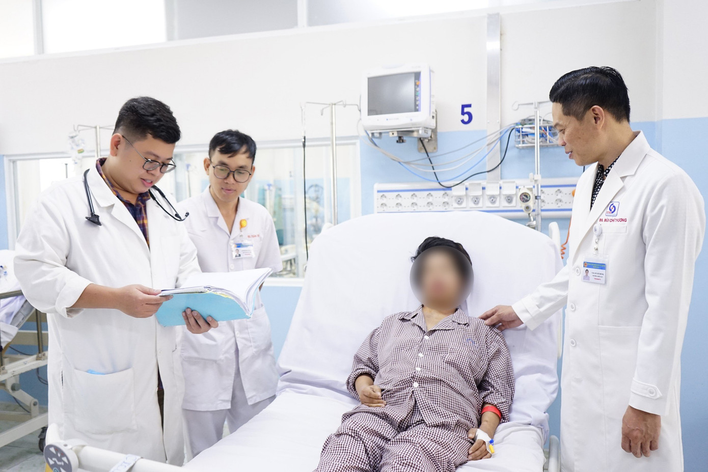 Các bác sĩ đã nỗ lực cứu chữa giúp sản phụ vượt qua nguy kịch