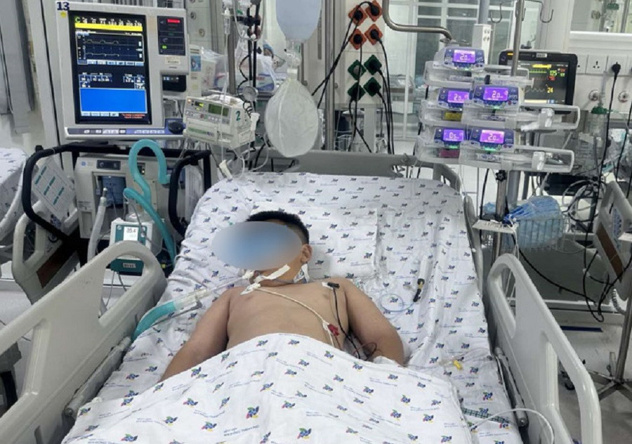 Chỉ vì suy nghĩ và hành động nông nổi, bệnh nhi đã gây nguy hiểm đến tính mạng của mình (ảnh: BVCC) Chỉ vì suy nghĩ và hành động nông nổi, bệnh nhi đã gây nguy hiểm đến tính mạng của mình (ảnh: BVCC)