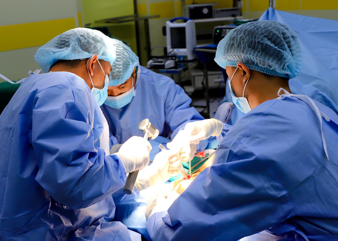 Các bác sĩ đã thực hiện thành công cuộc phẫu thuật bóc tách khối u ở gót chân phải cho bệnh nhân