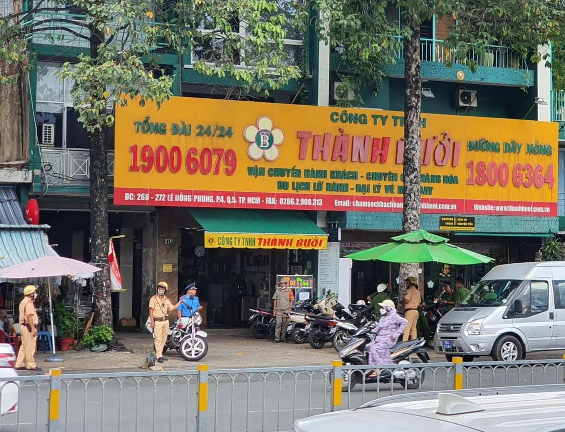 Lực lượng chức năng xuất hiện tại nhà xe Thành Bưởi vào chiều 26/10 Lực lượng chức năng xuất hiện tại nhà xe Thành Bưởi vào chiều 26/10