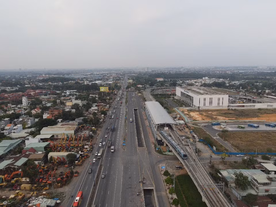 Tuyến Metro số 1 đã hoàn thành 97% khối lượng, dự kiến sẽ vận hành thương mại vào tháng 7/2024 (ảnh: Phạm Nguyễn)