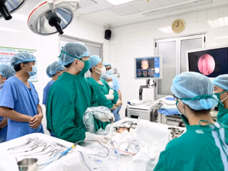 Các bác sĩ thực hiện cuộc phẫu thuật vá lại sàn sọ bị thủng cho bệnh nhi Các bác sĩ thực hiện cuộc phẫu thuật vá lại sàn sọ bị thủng cho bệnh nhi