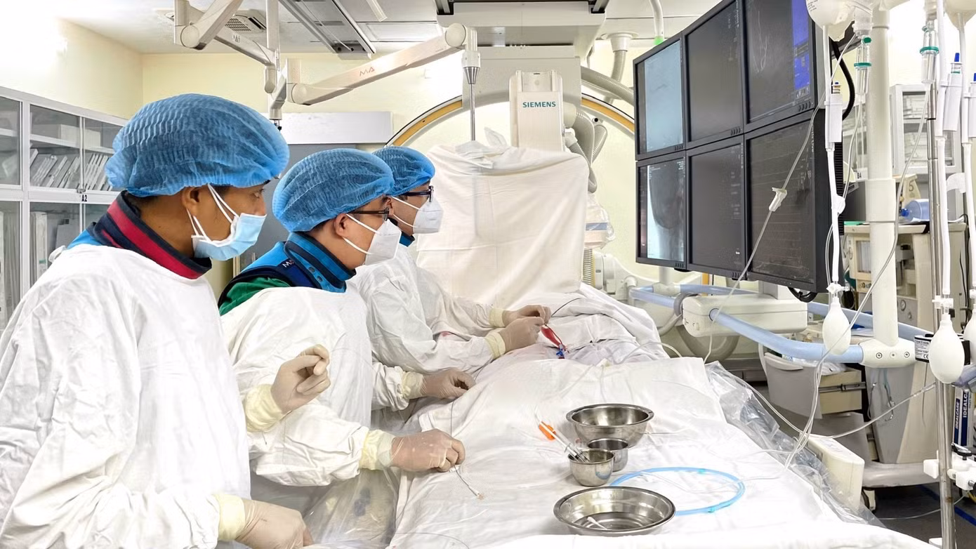 Bệnh nhân được các bác sĩ thực hiện can thiệp nội mạch xử lý vị trí mạch máu bị đâm thủng