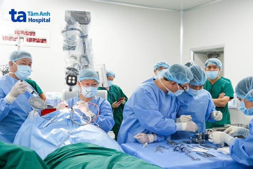 BS Chu Tấn Sĩ (thứ 2 từ trái sang) được mệnh danh là bàn tay vàng trong lĩnh vực phẫu thuật rô-bốt (ảnh: BVCC)