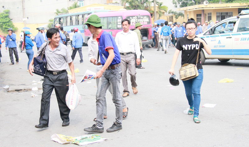 Trong khi nhiều bậc phụ huynh và thí sinh cởi mở, nhận sự trợ giúp của sinh viên tình nguyện...
