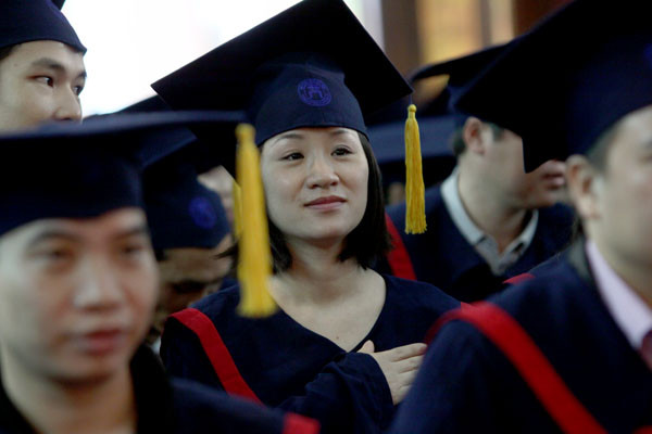 Học viên trong giây phút ngóng chờ nhận bằng cử nhân