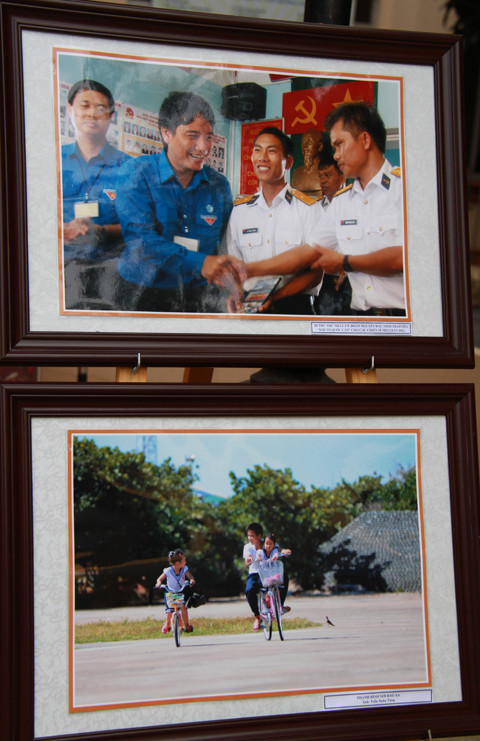 Bí thư thứ nhất TƯ Đoàn Nguyễn Đắc Vinh trao đĩa “Khi Tổ quốc cần” cho các chiến sỹ nhà giàn DK1 (Ảnh trên). 