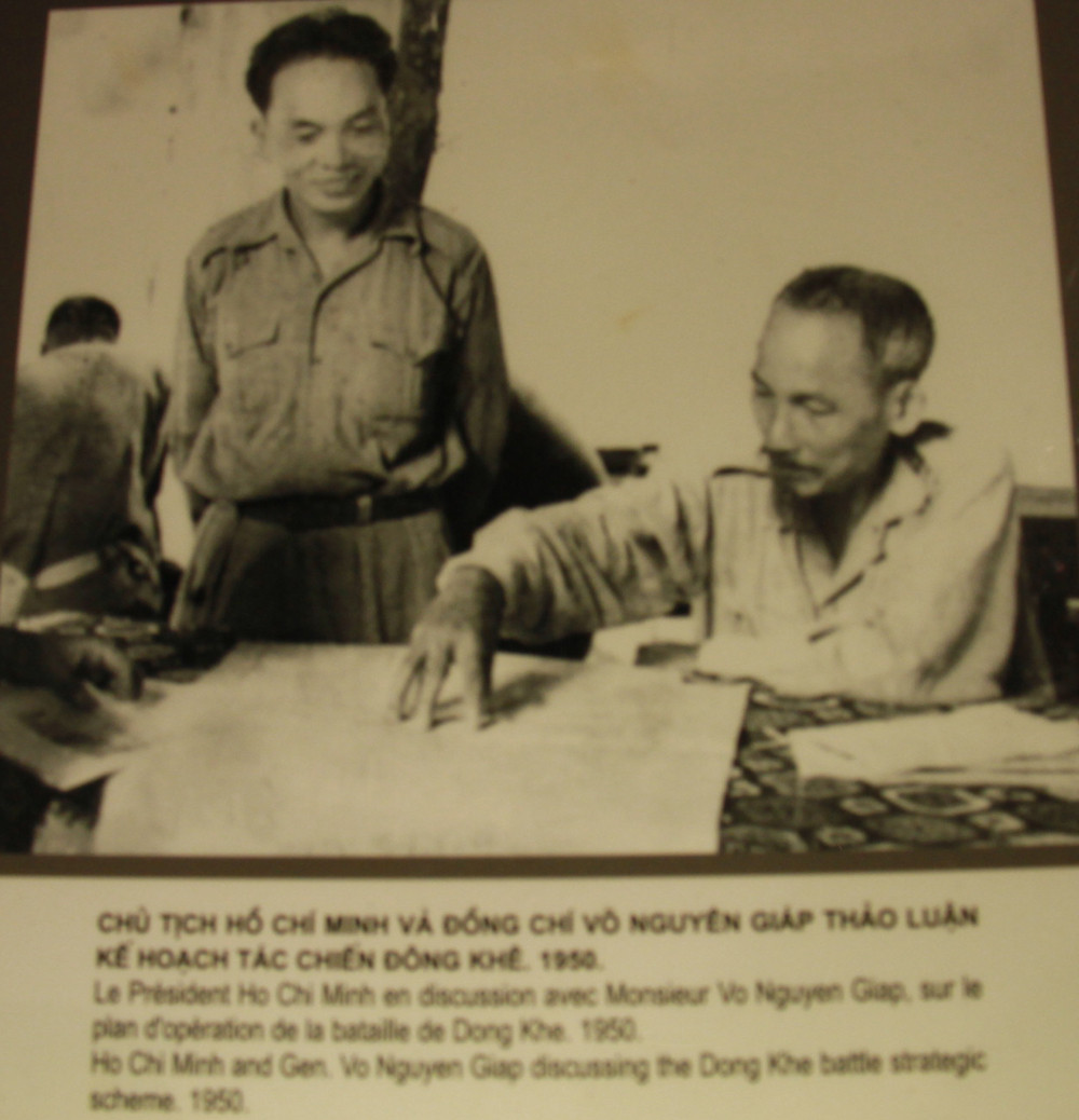 Chủ tịch Hồ Chí Minh và đồng chí Võ Nguyên Giáp thảo luận kế hoạch tác chiến Đông Khê năm 1950