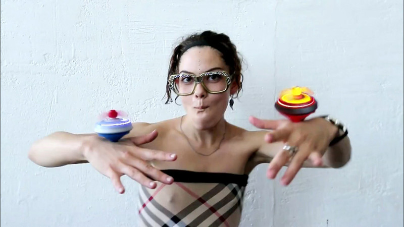 Điệu nghệ với con quay TOSY